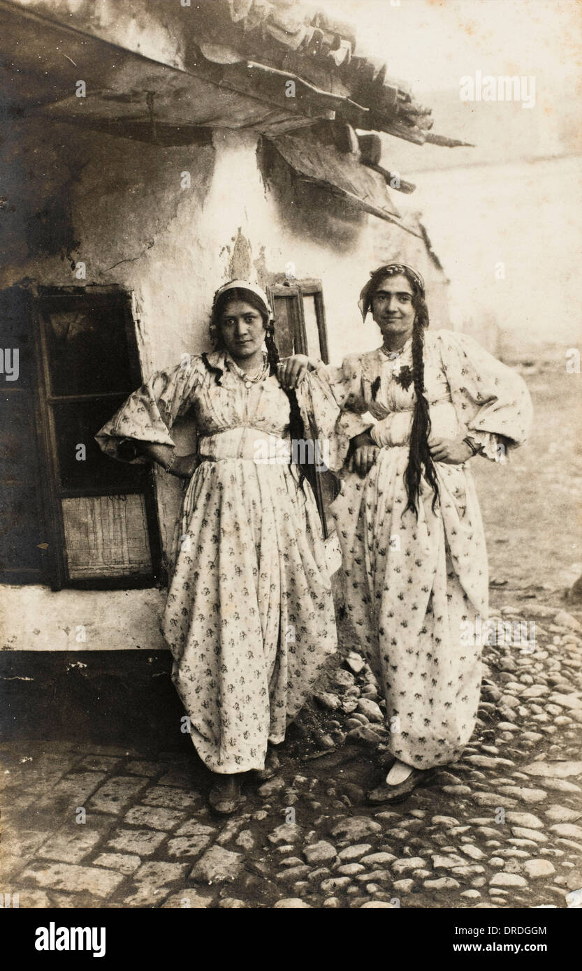 Bulgarian Women in modellato abiti floreali Foto Stock