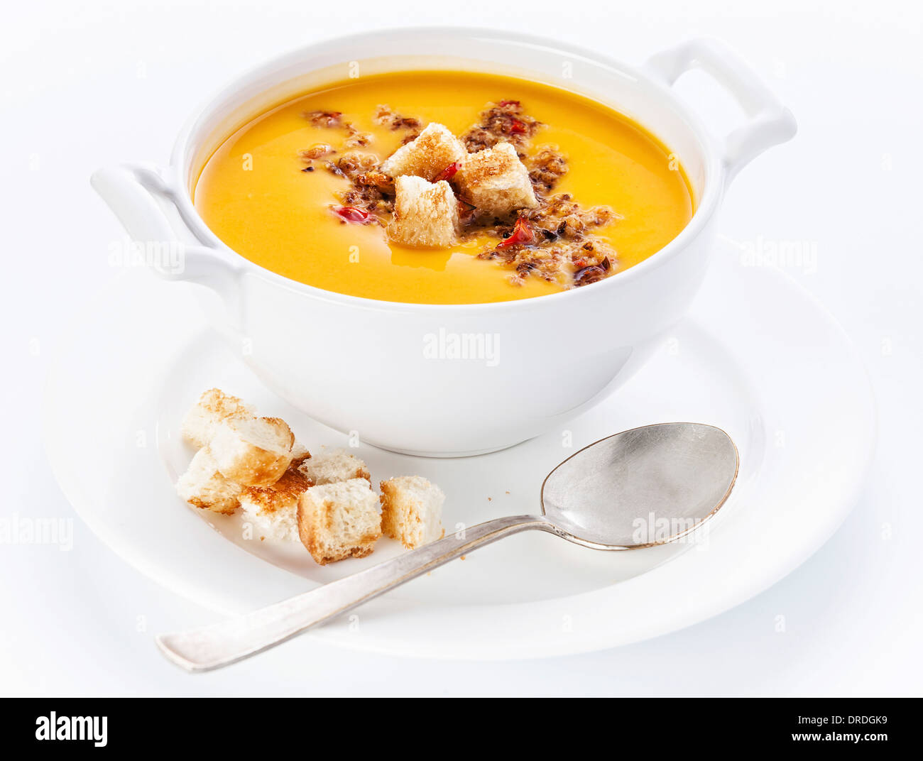 Zuppa di zucca con crostini su sfondo bianco Foto Stock