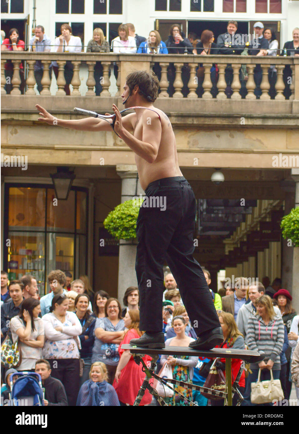 Busker in covent garden London street performer Foto Stock