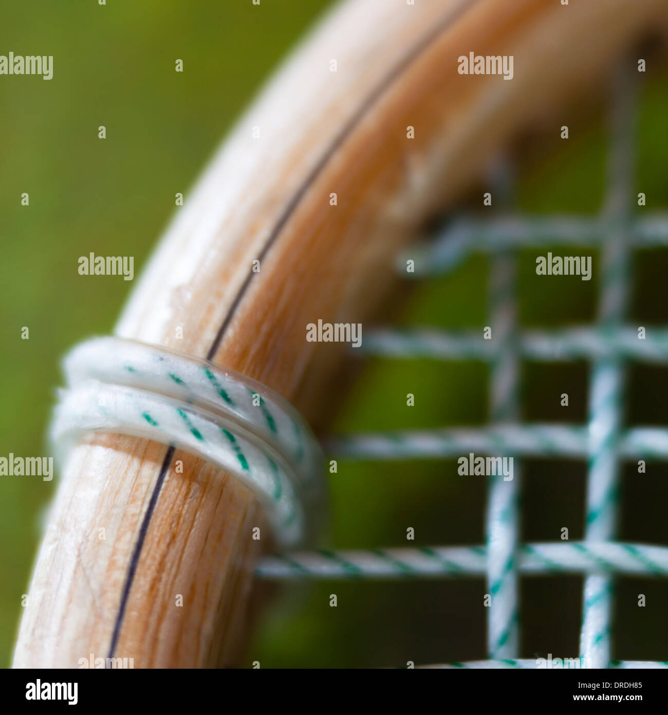 Dettaglio di una vera e propria racchetta da tennis. Vero e proprio campo da tennis è la racchetta originale sport da cui il moderno gioco di tennis su prato è disceso Foto Stock