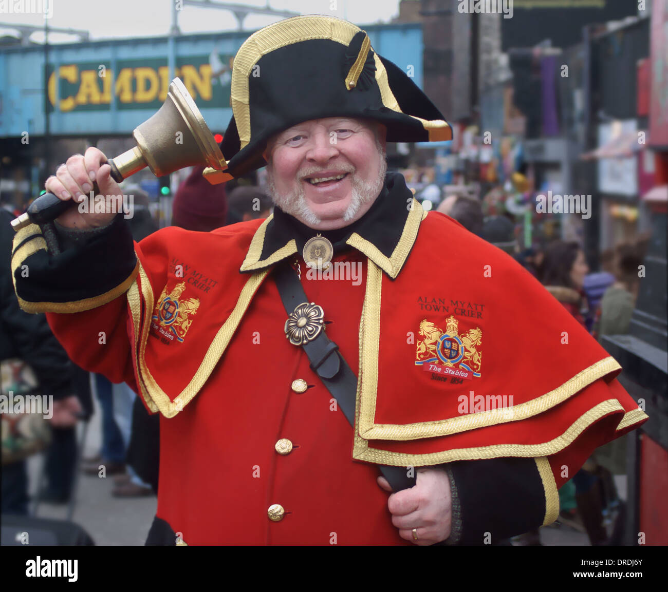 Town Crier squillando campana in Camden, Londra Foto Stock