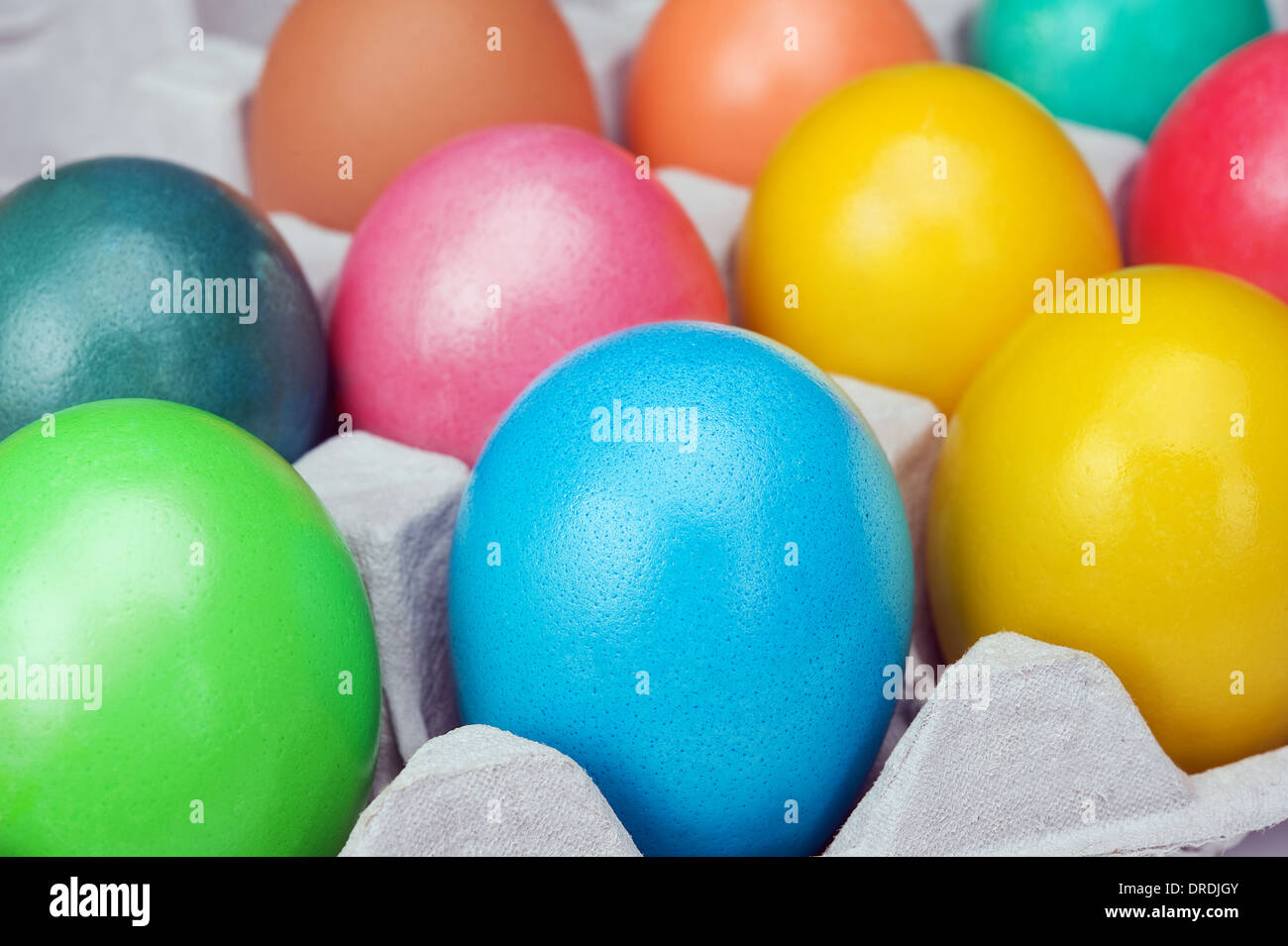 Multicolore di uova di Pasqua in scatola di cartone Foto Stock