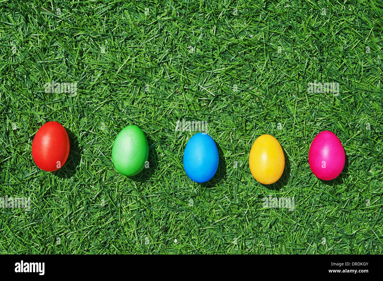 Multicolori uova di pasqua sull'erba verde Foto Stock