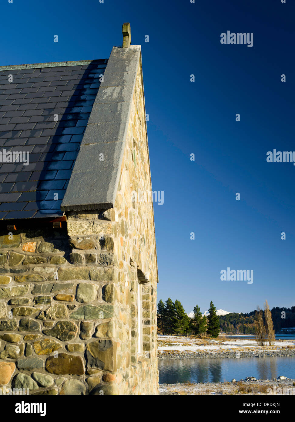 Sole di mattina cade sopra la parte anteriore della Chiesa del Buon Pastore, sulla riva del Lago Tekapo, Nuova Zelanda. Foto Stock