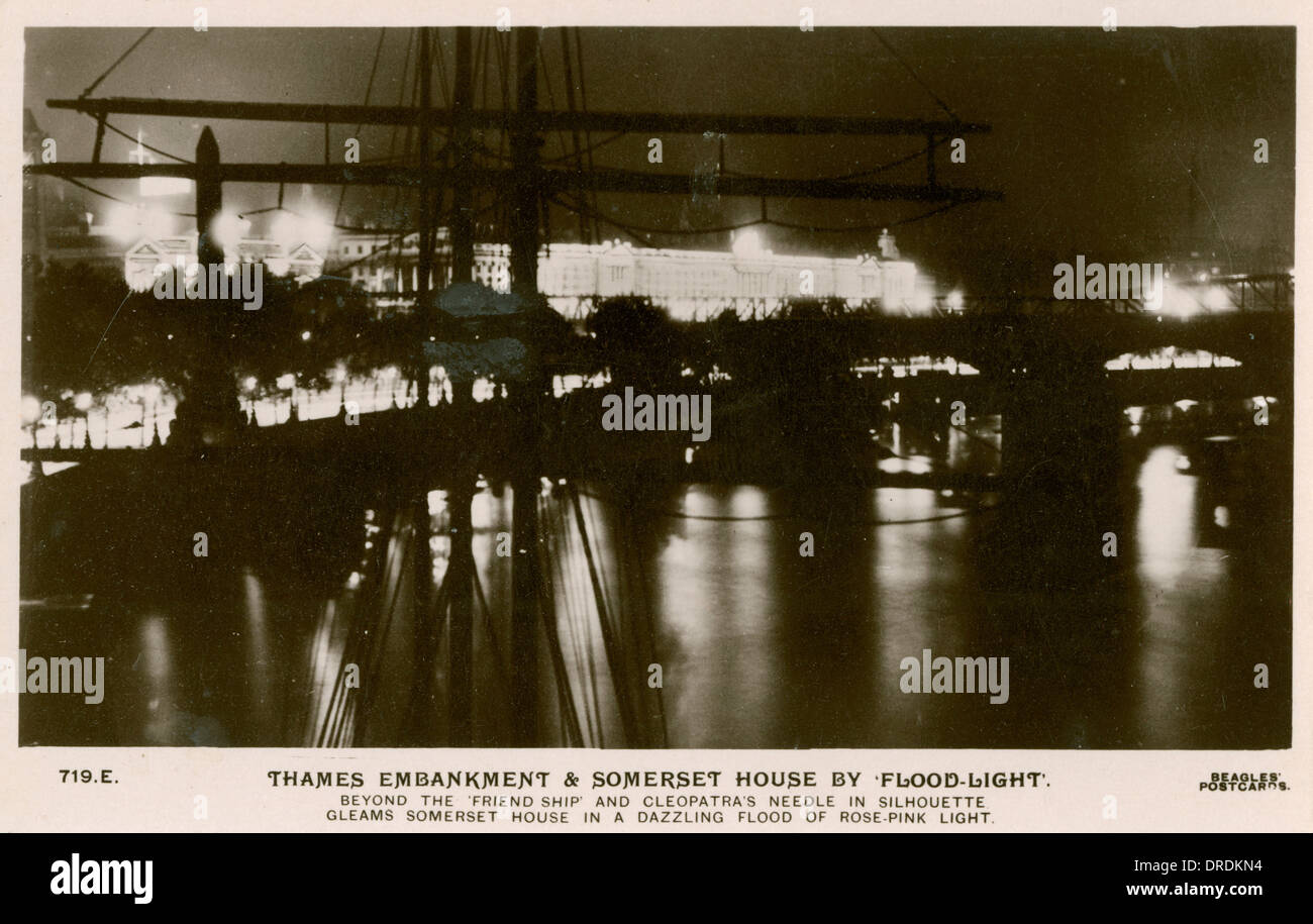 Il Tamigi Embankment / Somerset House - illuminata Foto Stock