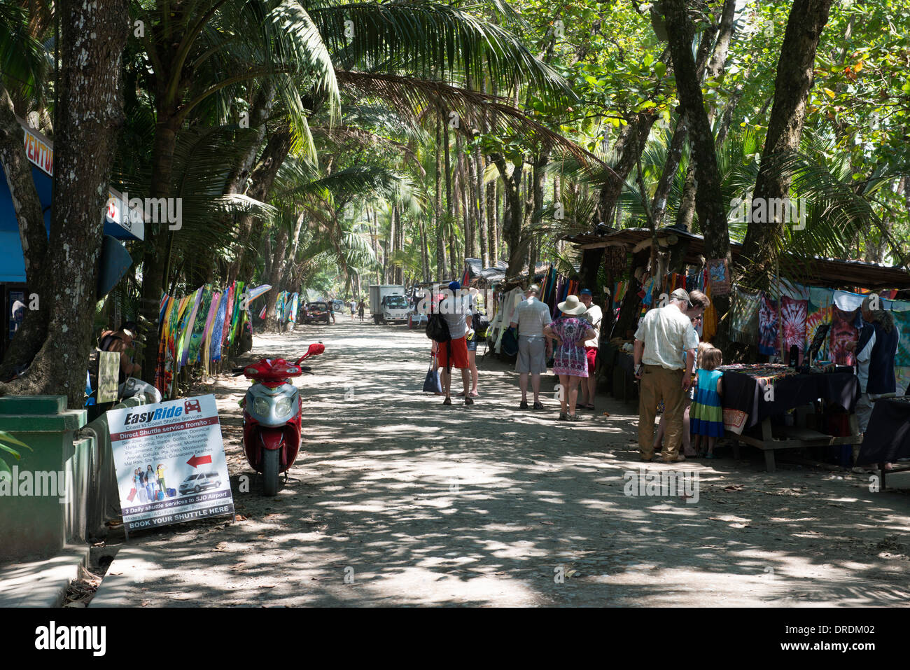 Guardando verso il basso al mercato all'aperto Dominical Costa Rica Foto Stock