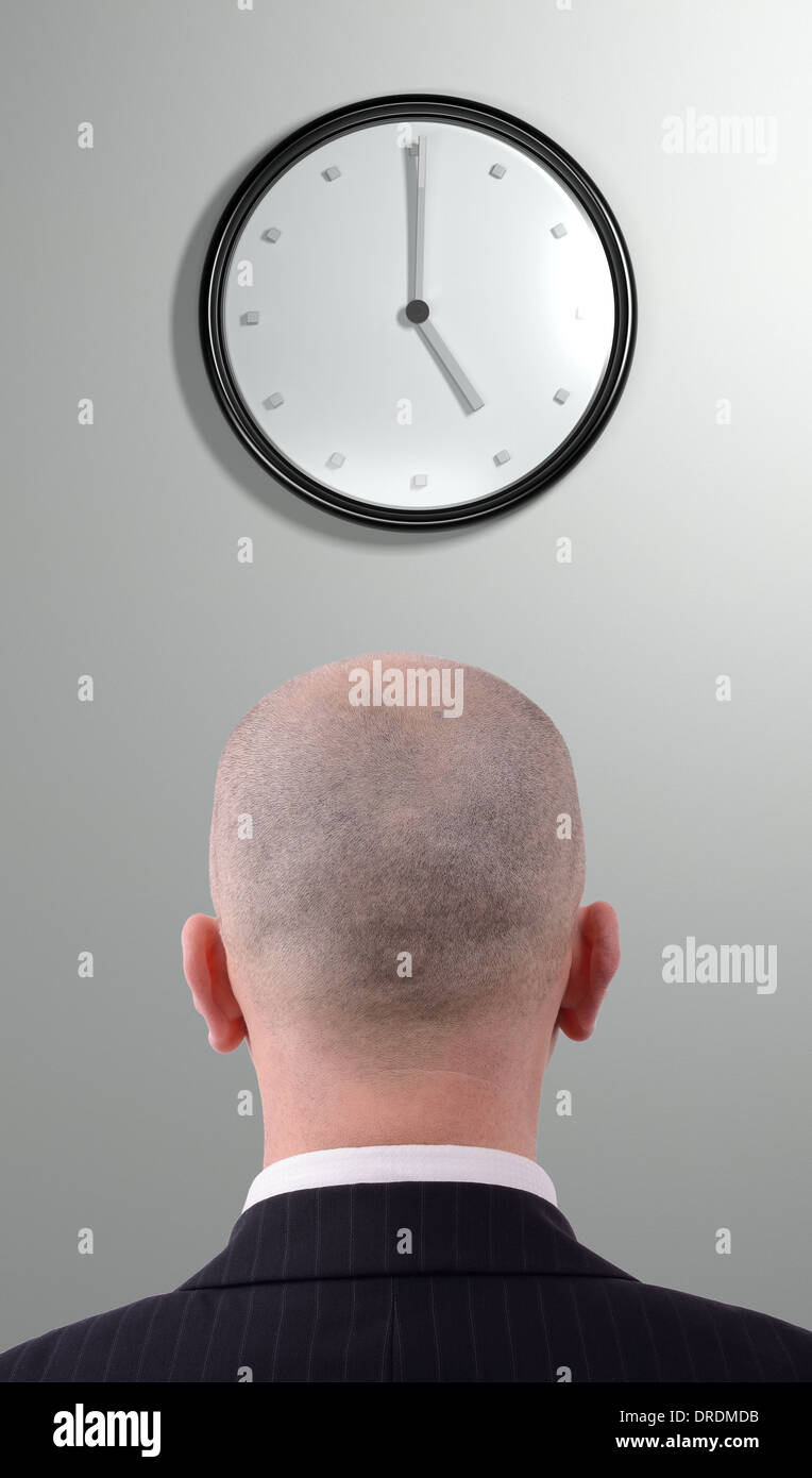 Imprenditore a guardare l'orologio Foto stock - Alamy