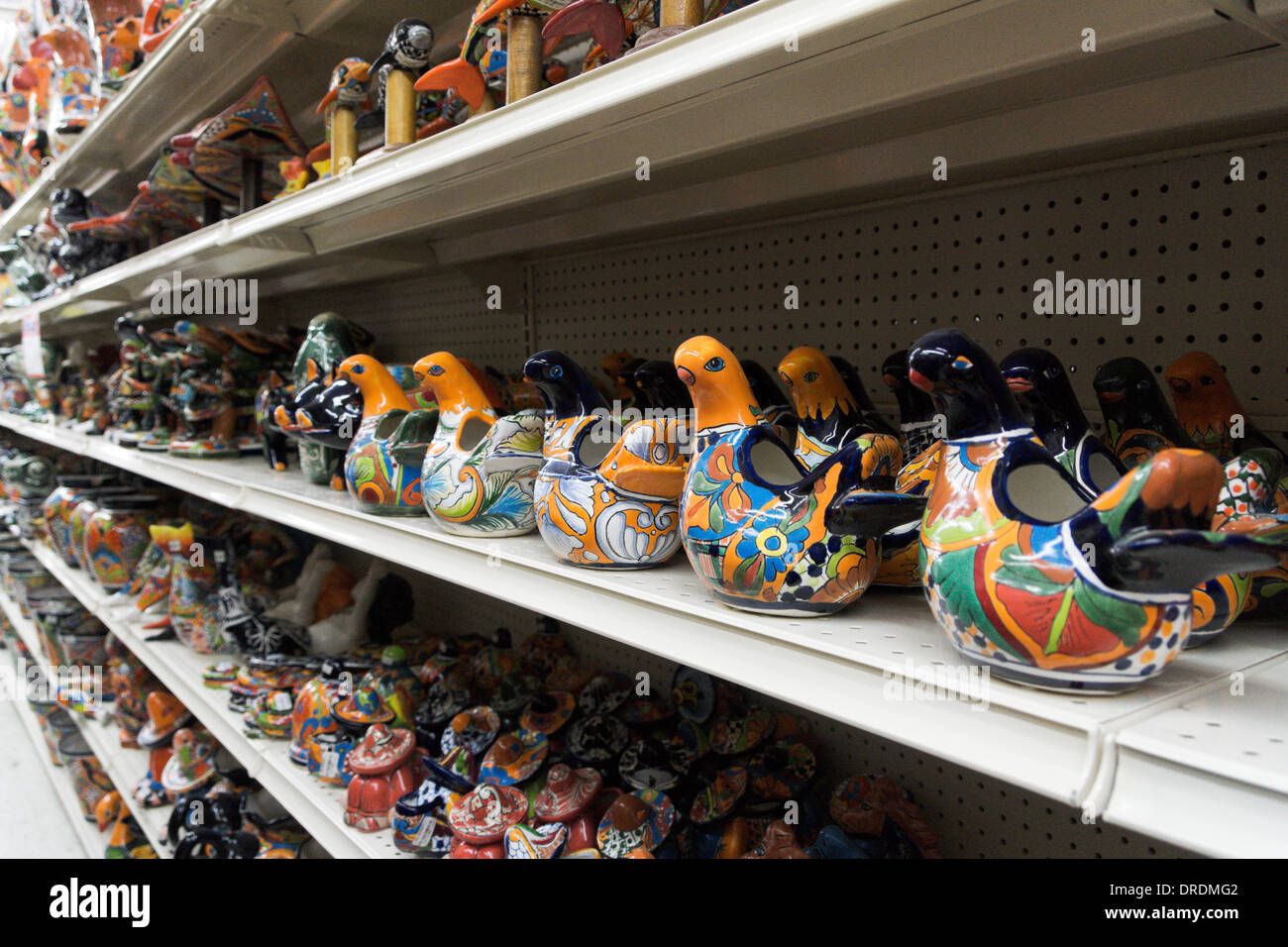 Ceramica si siede su un ripiano in un grande magazzino di Nuevo Progreso, Tamaulipas, Messico. Foto Stock