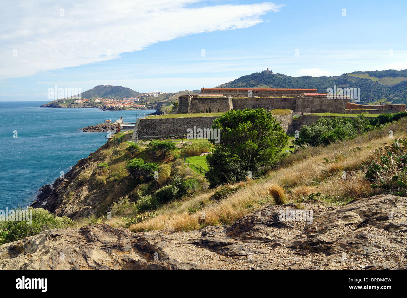 Vecchia fortificazione con il Fort Miradou sulla costa mediterranea, Collioure, Rossiglione e Pirenei Orientali, Francia Foto Stock