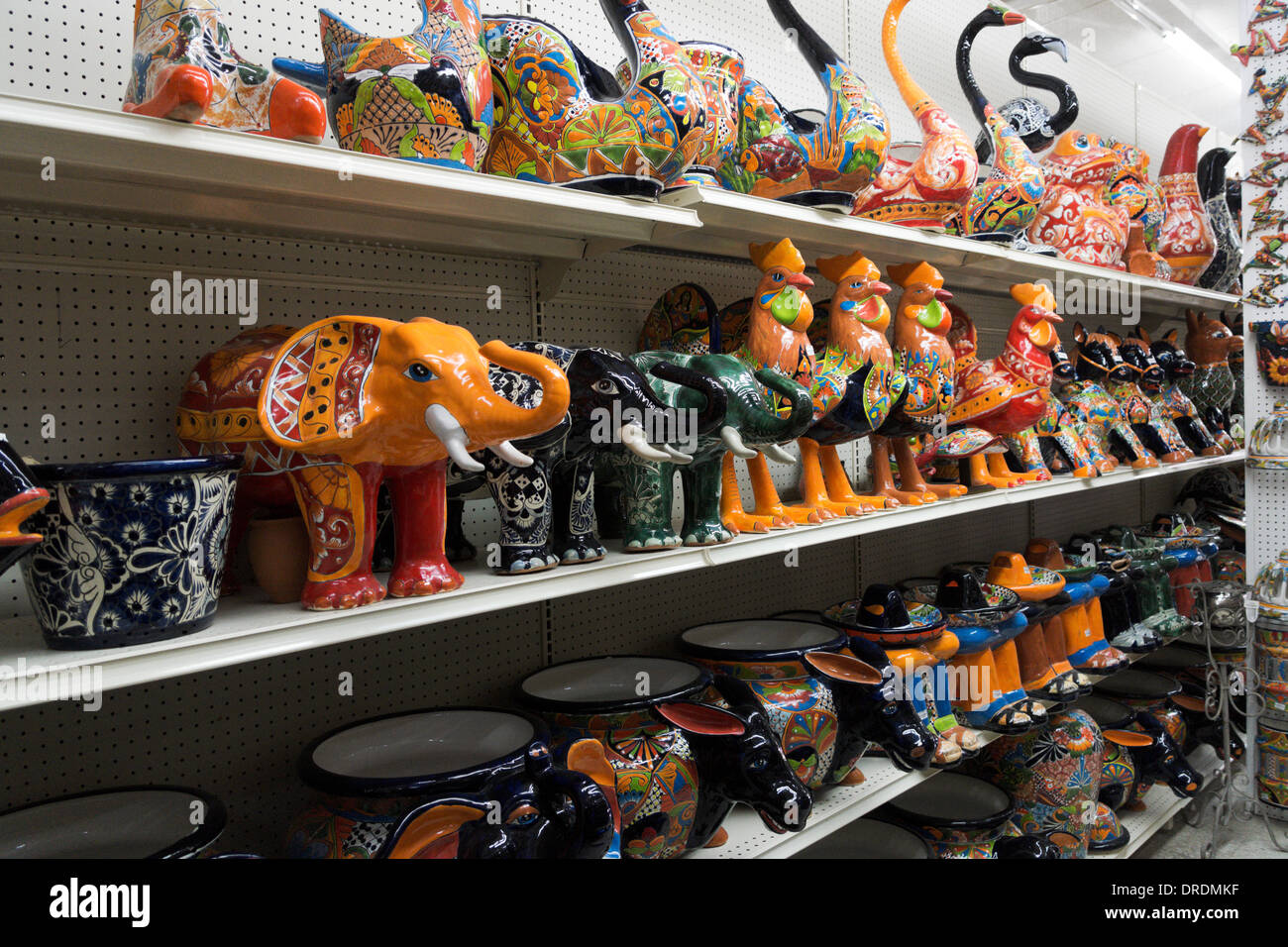 Ceramica si siede su un ripiano in un grande magazzino di Nuevo Progreso, Tamaulipas, Messico. Foto Stock