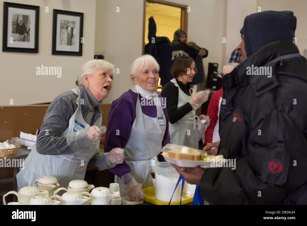 Detroit, Michigan - Volontari di servire un pasto per i senzatetto e di basso reddito individui Foto Stock