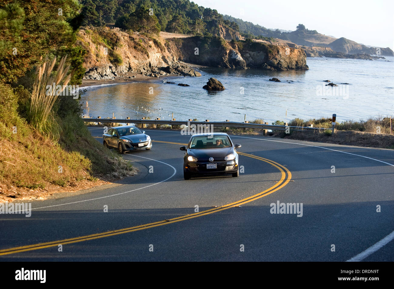 Cars driving su SCENIC Mendocino County coast Foto Stock