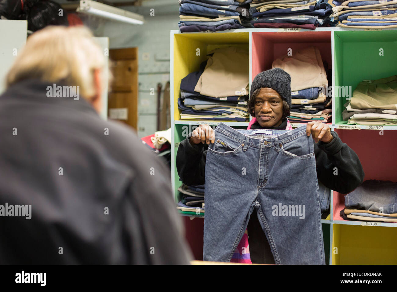 Detroit, Michigan - I volontari aiutano i senzatetto e a basso reddito individui selezionare libera di indumenti usati Foto Stock