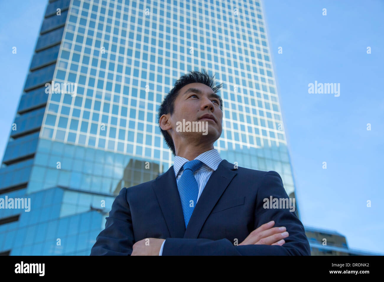 Executive maschio di fronte all edificio grattacielo Foto Stock