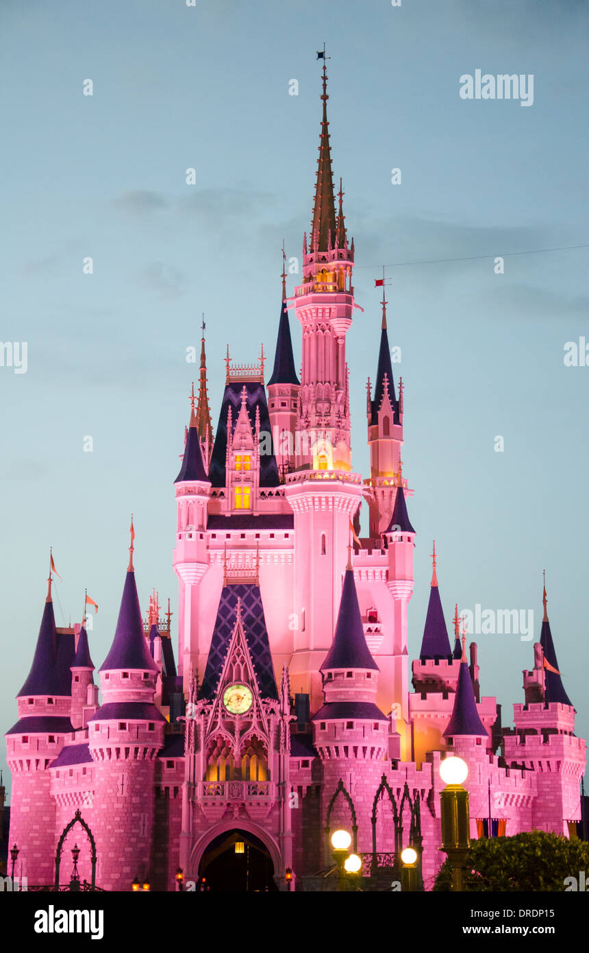 Il Magic Kingdom castello presso il Walt Disney World, a Orlando, Florida illuminata di sera presto. Foto Stock