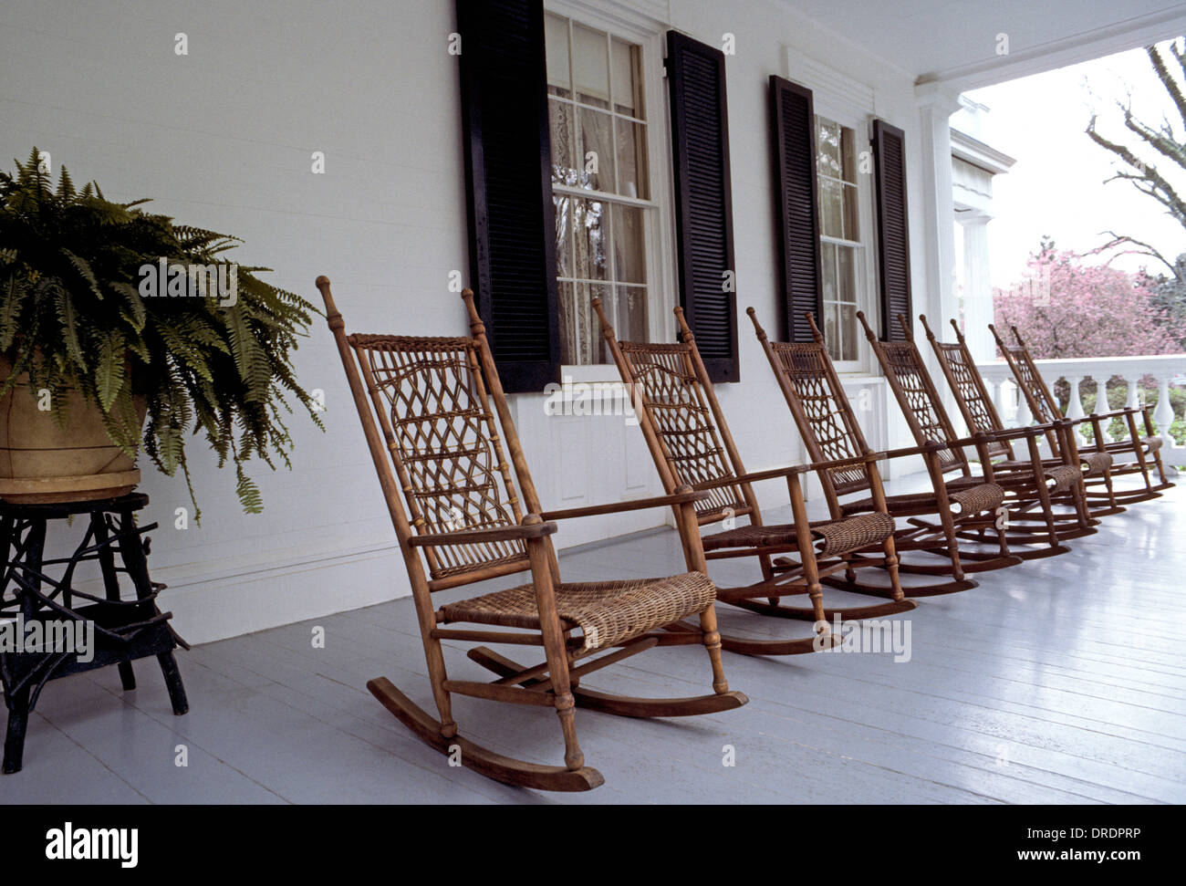 Sedie a dondolo di legno e vimini attendono i visitatori sul portico anteriore del classico 1.830 s Rosedown Plantation in St. Francisville, Louisiana, Stati Uniti d'America. Foto Stock