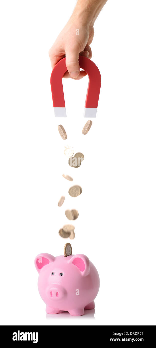 Usando un magnete per estrarre le monete da un salvadanaio isolato su uno sfondo bianco Foto Stock