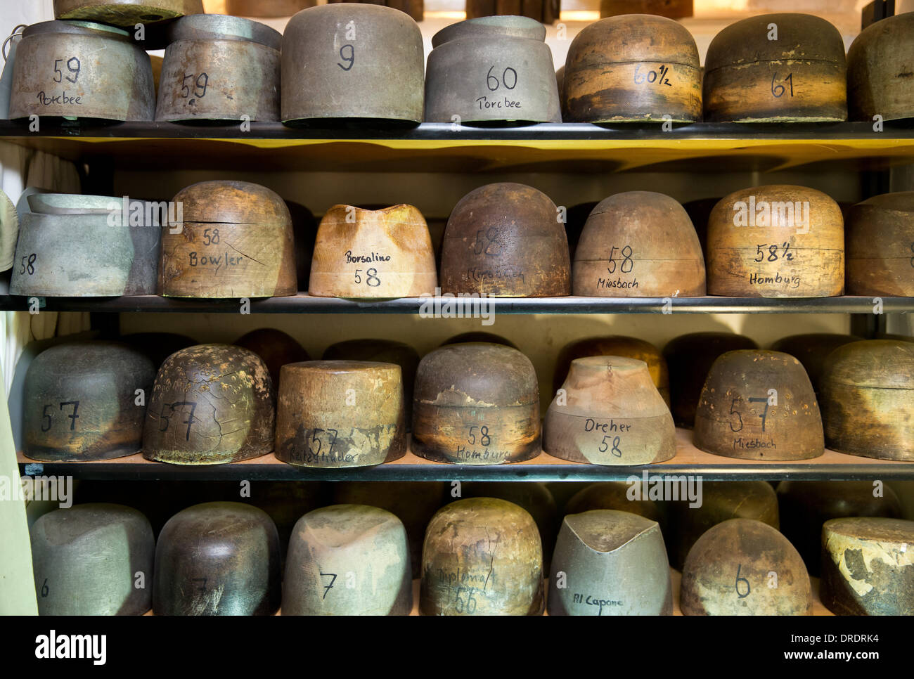 Norimberga, Germania. Xiv gen, 2014. Forme di legno per uomini cappelli  sedersi su un ripiano in atelier e Museo di Broemme Milliners in Nuremberg,  Germania, 14 gennaio 2014. Cappelli sono di moda
