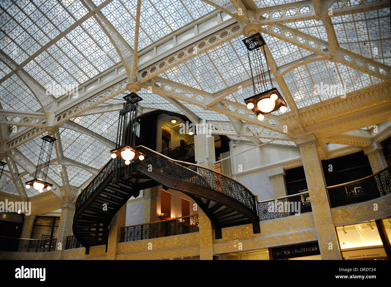 Il Rookery edificio corte luminosa lobby, Chicago, Illinois. Oriel scalinata Foto Stock