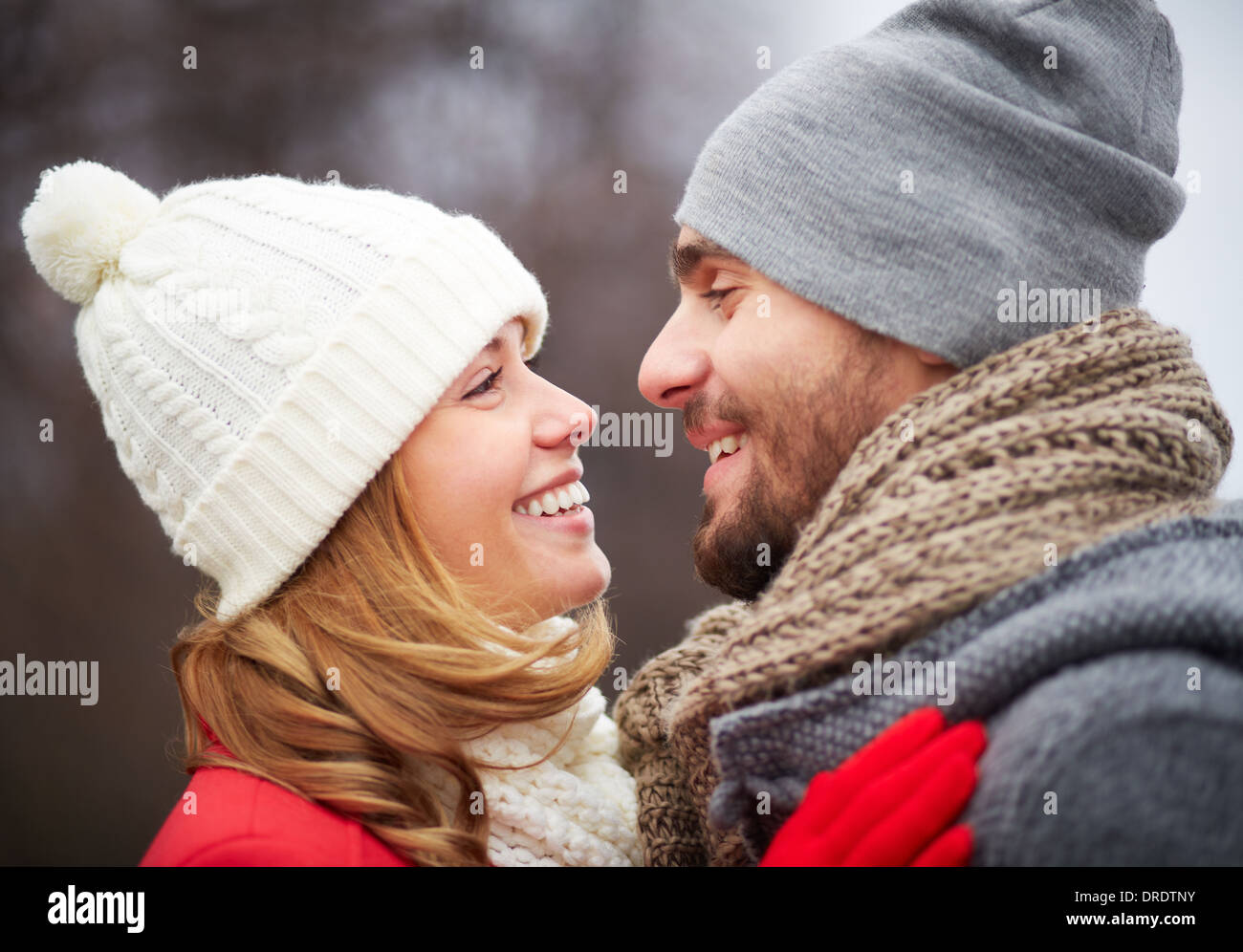 Ritratto di felice ragazzo e la sua fidanzata in vestiti caldi guardando un altro Foto Stock