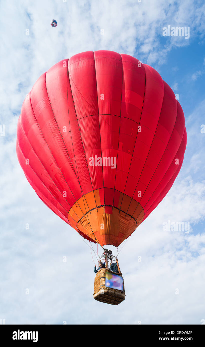 Il palloncino rosso nel blu cielo molto nuvoloso Foto Stock