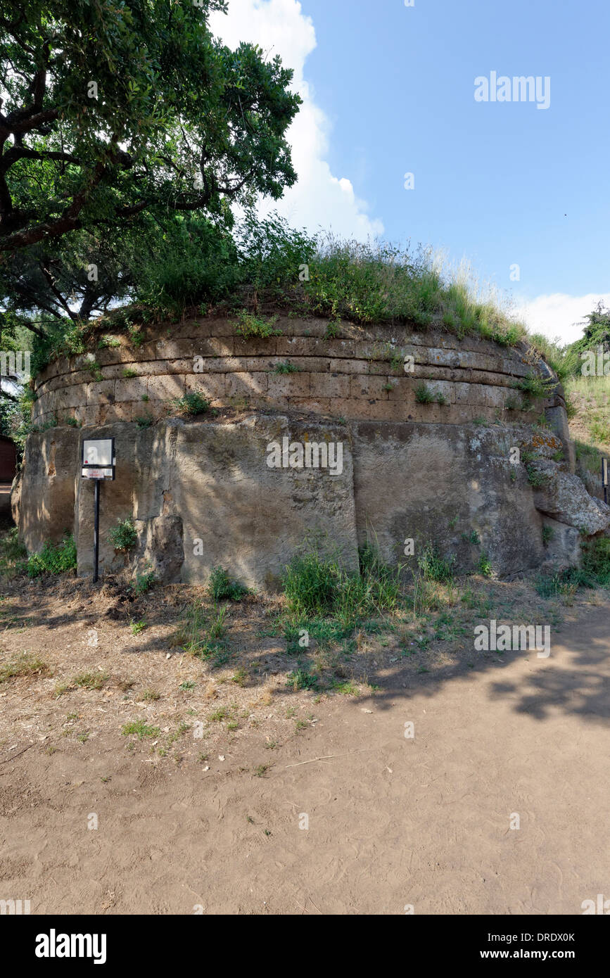 La grande tomba circolare capitelli a Cerveteri etrusca necropoli Banditaccia Italia tomba risale sesto Foto Stock