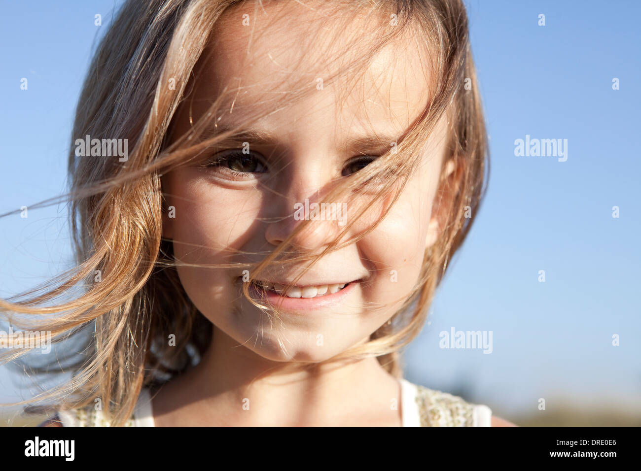 Ragazza giovane con capelli soffiando nel suo viso Foto Stock