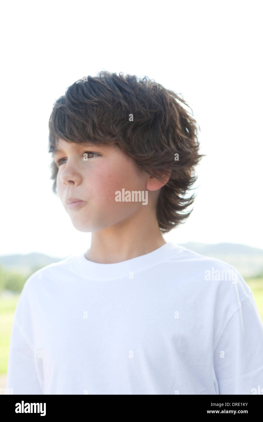 Giovane ragazzo in bianco tee shirt Foto Stock