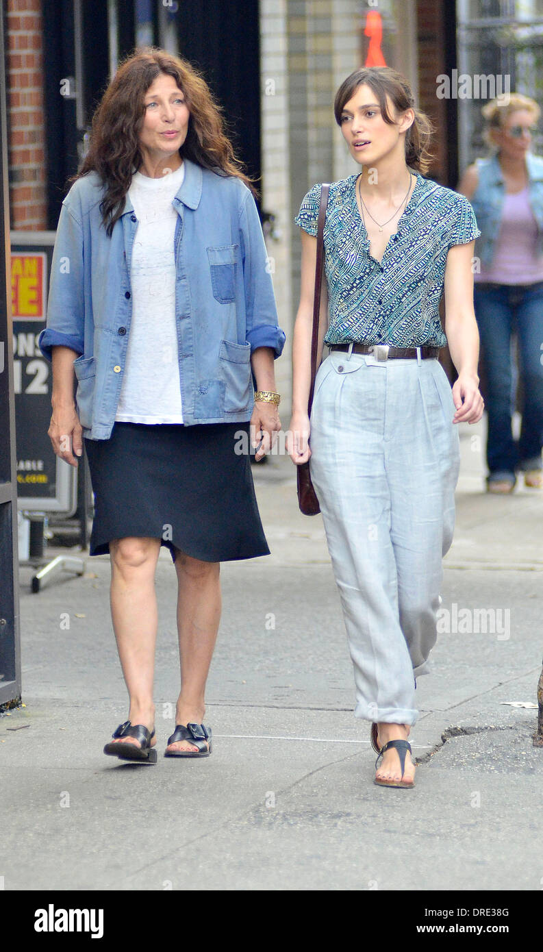 Keira Knightley e Catherine Keener sul set del film 'Può una canzone salvare la vostra vita " New York City, Stati Uniti d'America - 23.07.12 Foto Stock