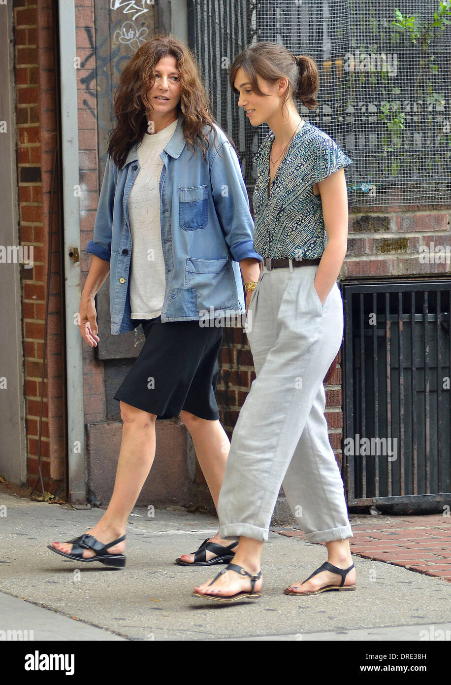 Keira Knightley e Catherine Keener sul set del film 'Può una canzone salvare la vostra vita " New York City, Stati Uniti d'America - 23.07.12 Foto Stock