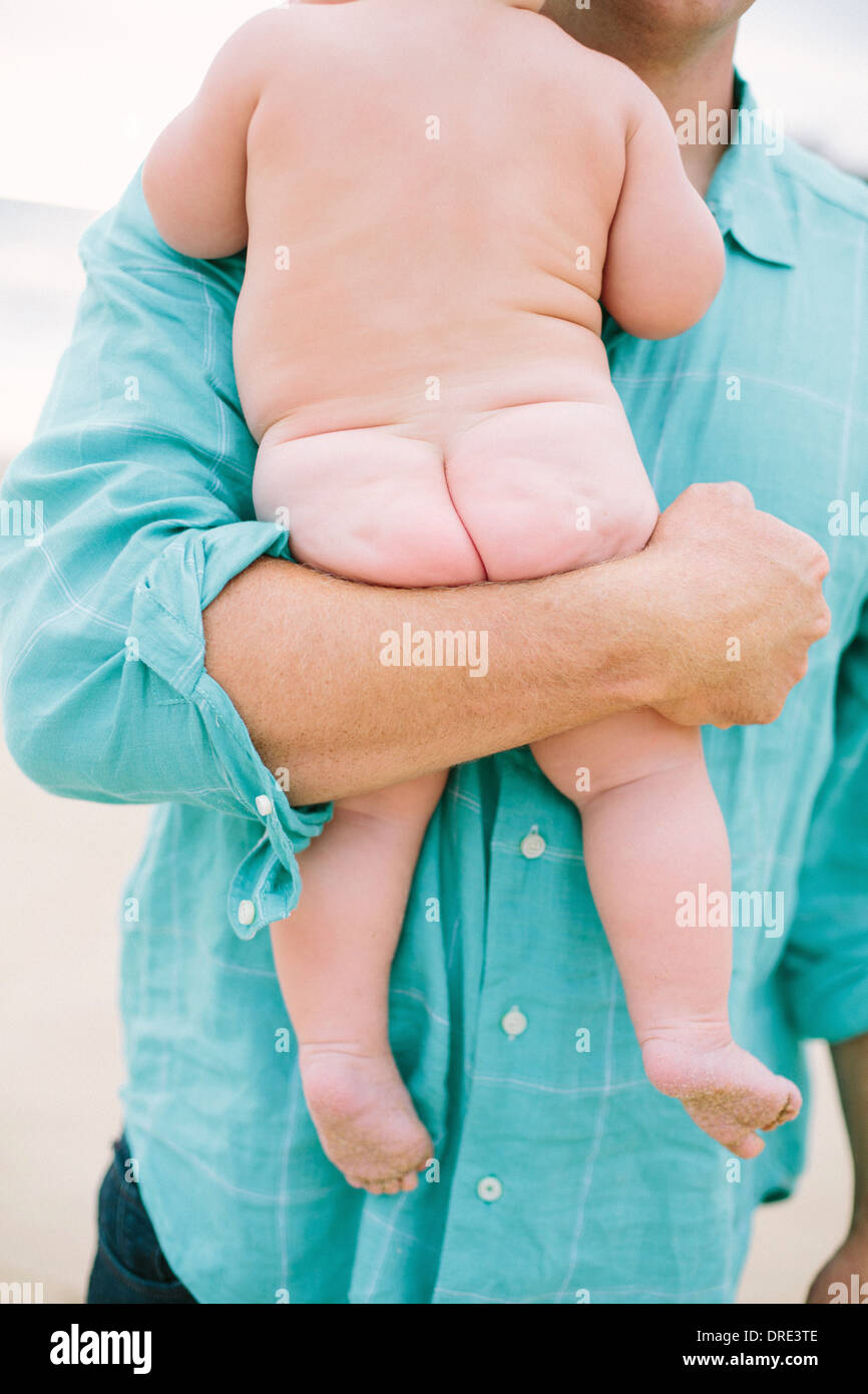 Padre holding nuda baby Foto Stock