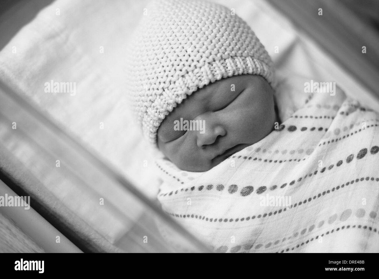 Swaddled neonato dormendo Foto Stock