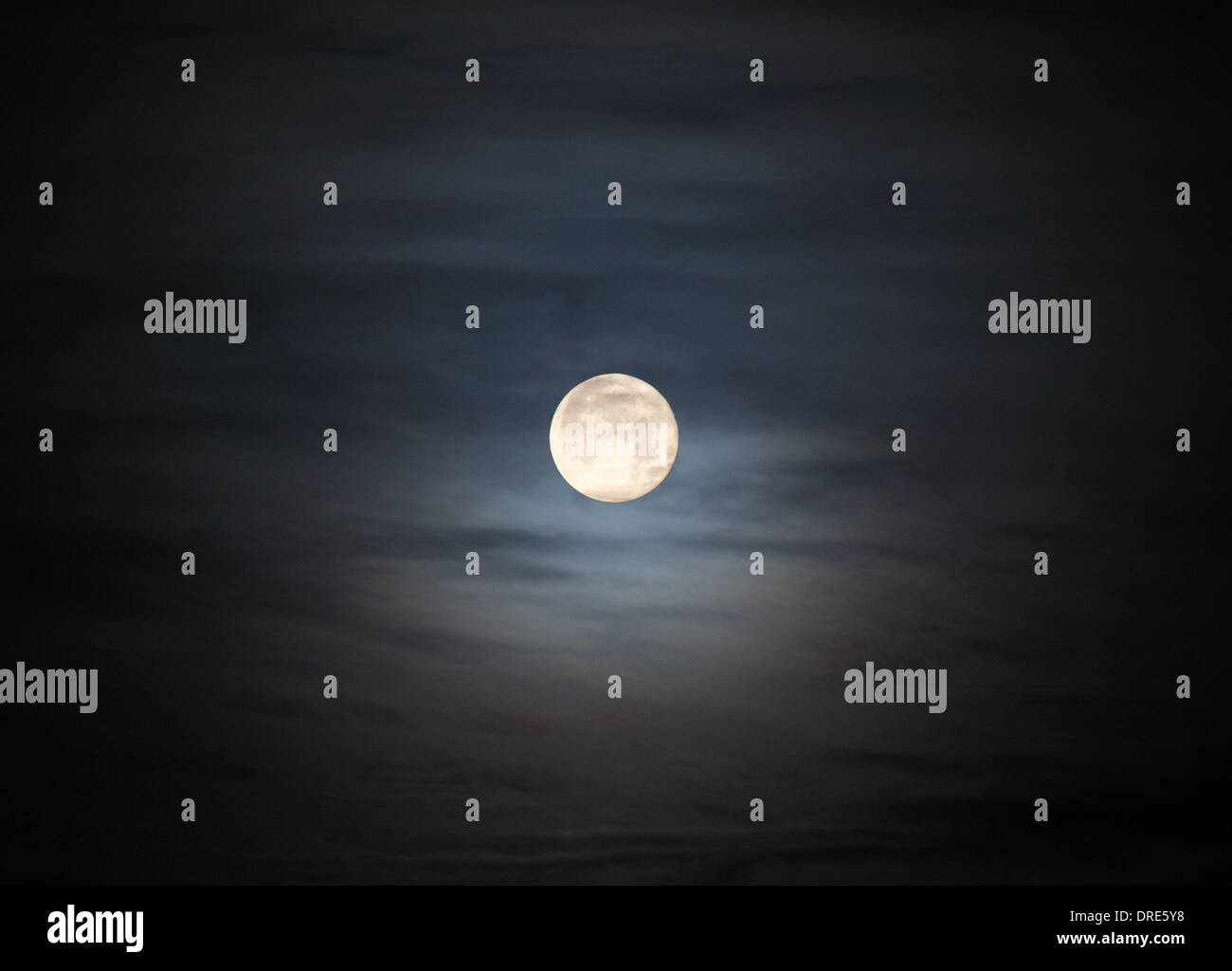 Vista sulla luna nel cielo nuvoloso Foto Stock