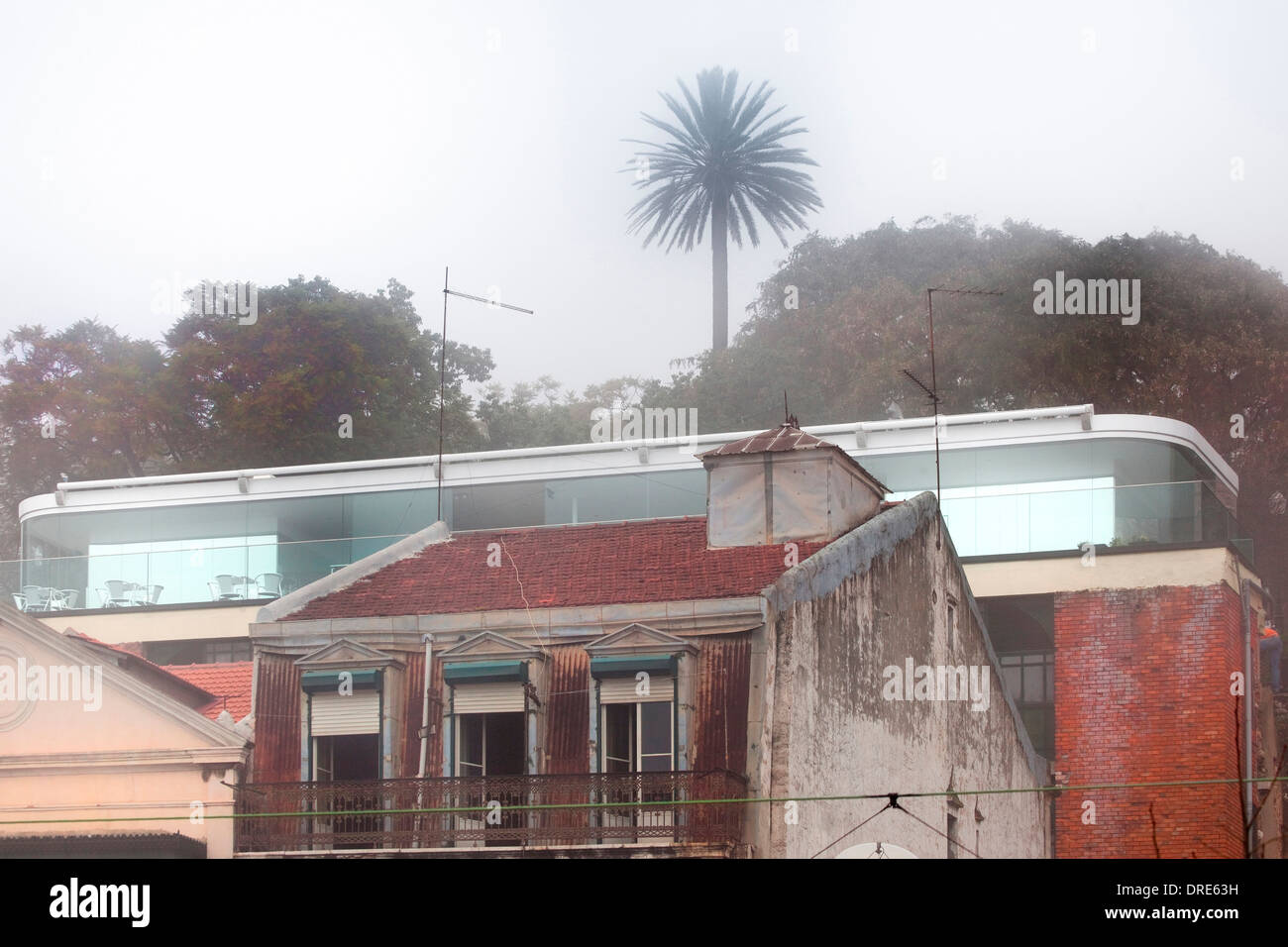 Bar no jardim 9 de abril / Il 9 aprile del giardino, Lisbona, Portogallo. Architetto: aspa arquitectos, 2011. Vista del centro storico. Foto Stock