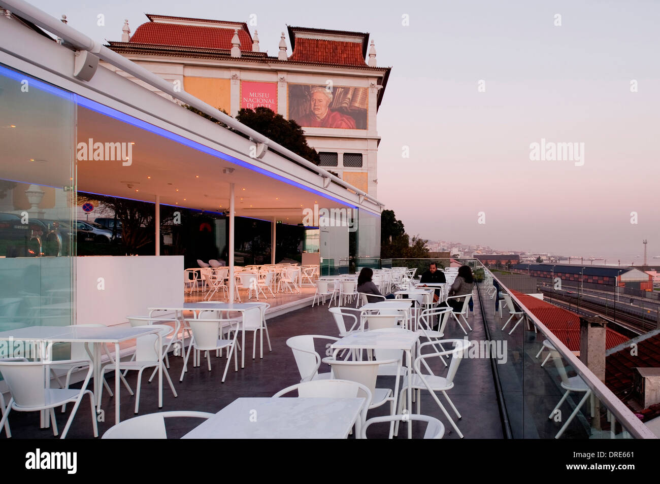 Bar no jardim 9 de abril / Il 9 aprile del giardino, Lisbona, Portogallo. Architetto: aspa arquitectos, 2011. Terrazza con contesto Foto Stock