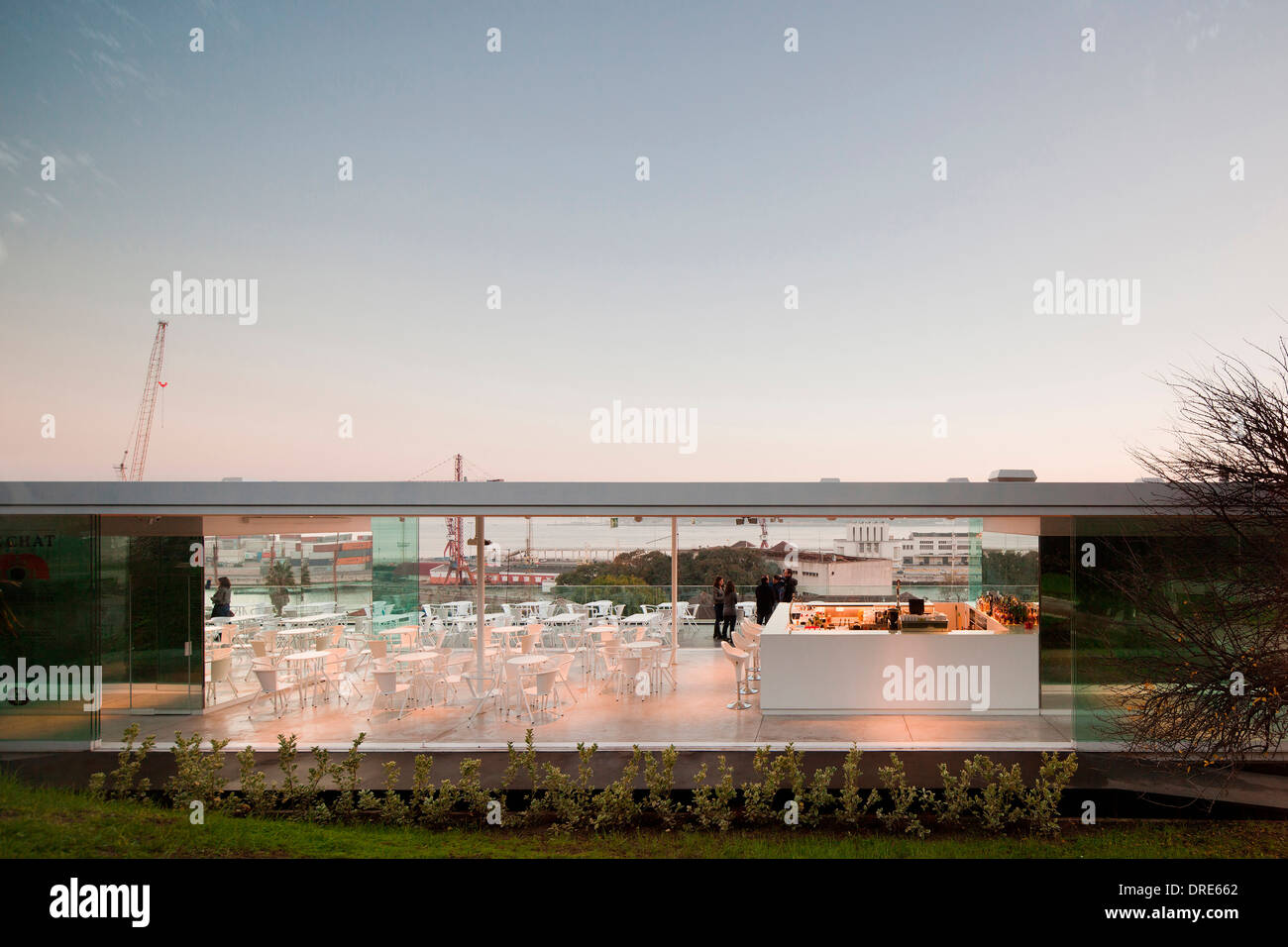 Bar no jardim 9 de abril / Il 9 aprile del giardino, Lisbona, Portogallo. Architetto: aspa arquitectos, 2011. Bar vista attraverso. Foto Stock