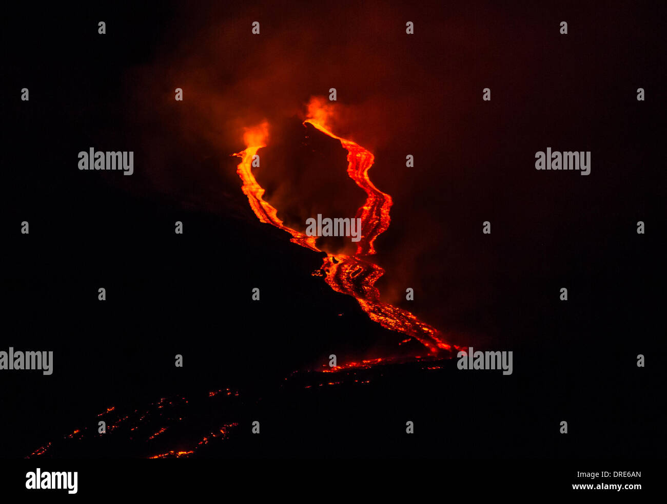 Il monte Etna, Sicilia, Italia . 23 gen 2014. Il vulcano Etna torna in attività stromboliana e flusso di lava. Il monte Etna, Sicilia, Italia. Il 26 gennaio 2014. Il flusso di lava. Credito: Wead/Alamy Live News Foto Stock