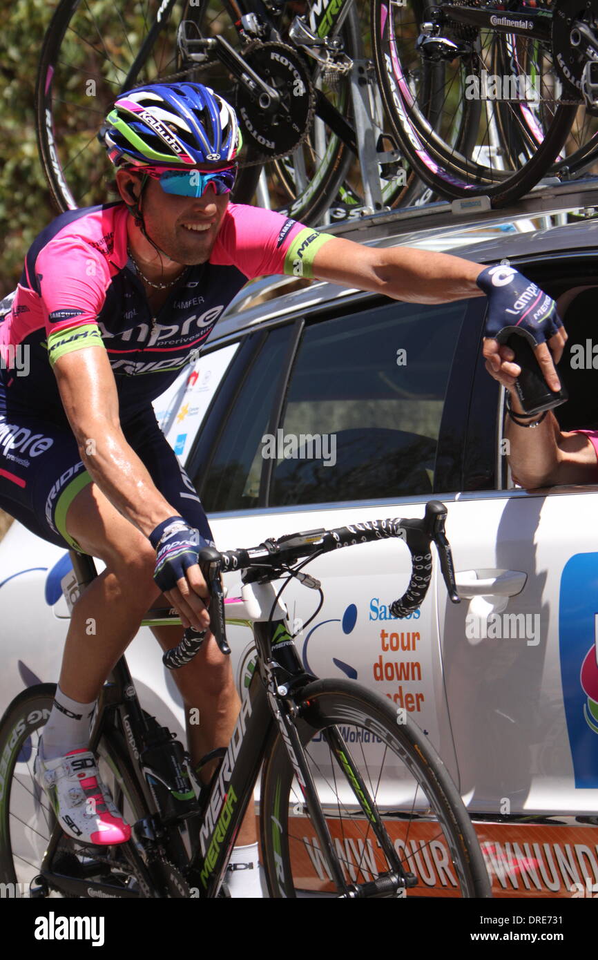 Victor Harbor, Australia. 24 gen 2014. Davide Cimolai (Lampre Merida) ottenendo una mano sulla salita del re di montagna vicino Myponga nello stadio 4 del Santos Tour Down Under 2014 da Unley a Victor Harbor. Credito: Azione Sport Plus/Alamy Live News Foto Stock