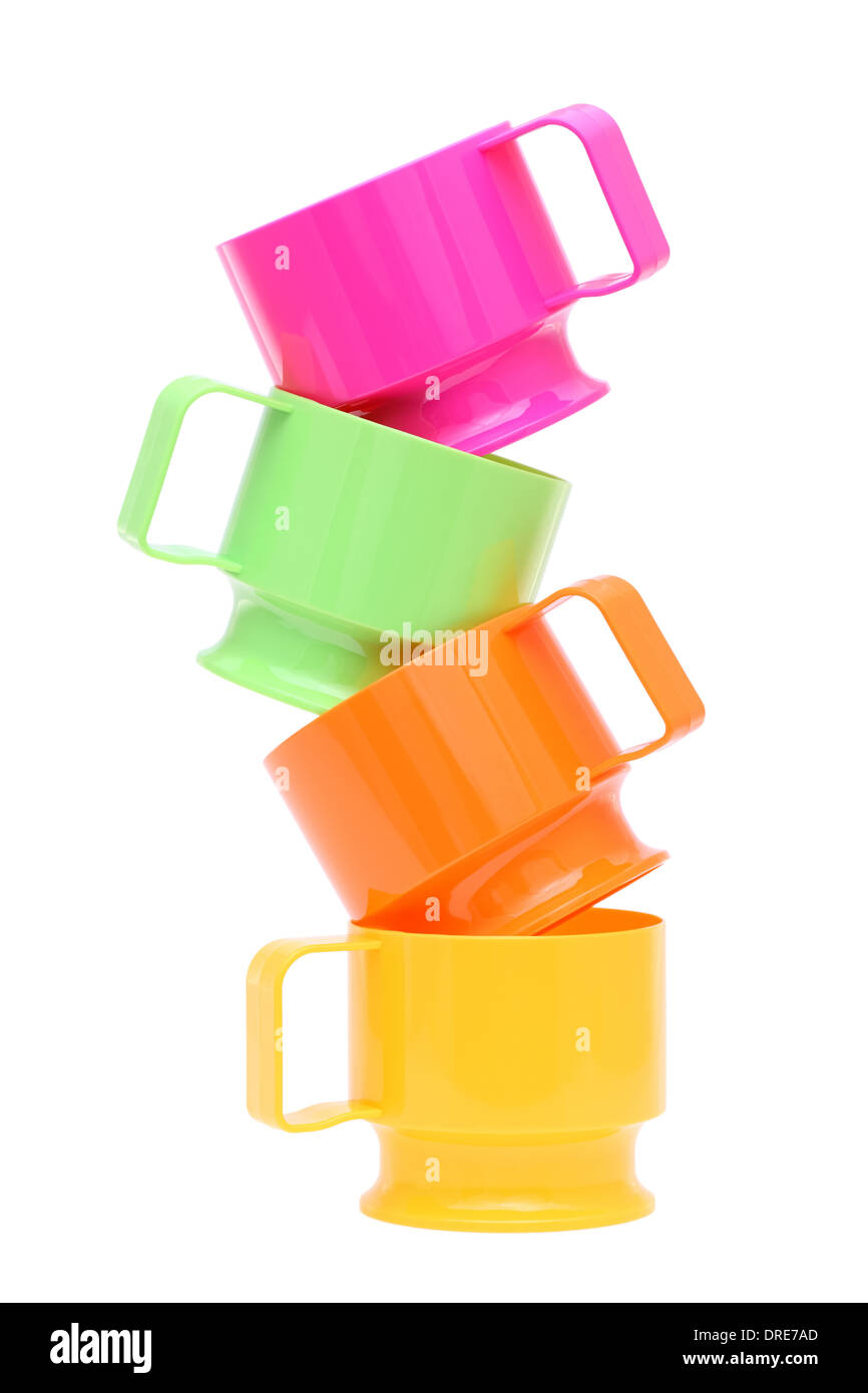 Pila di coloratissimi bicchieri di plastica Foto Stock
