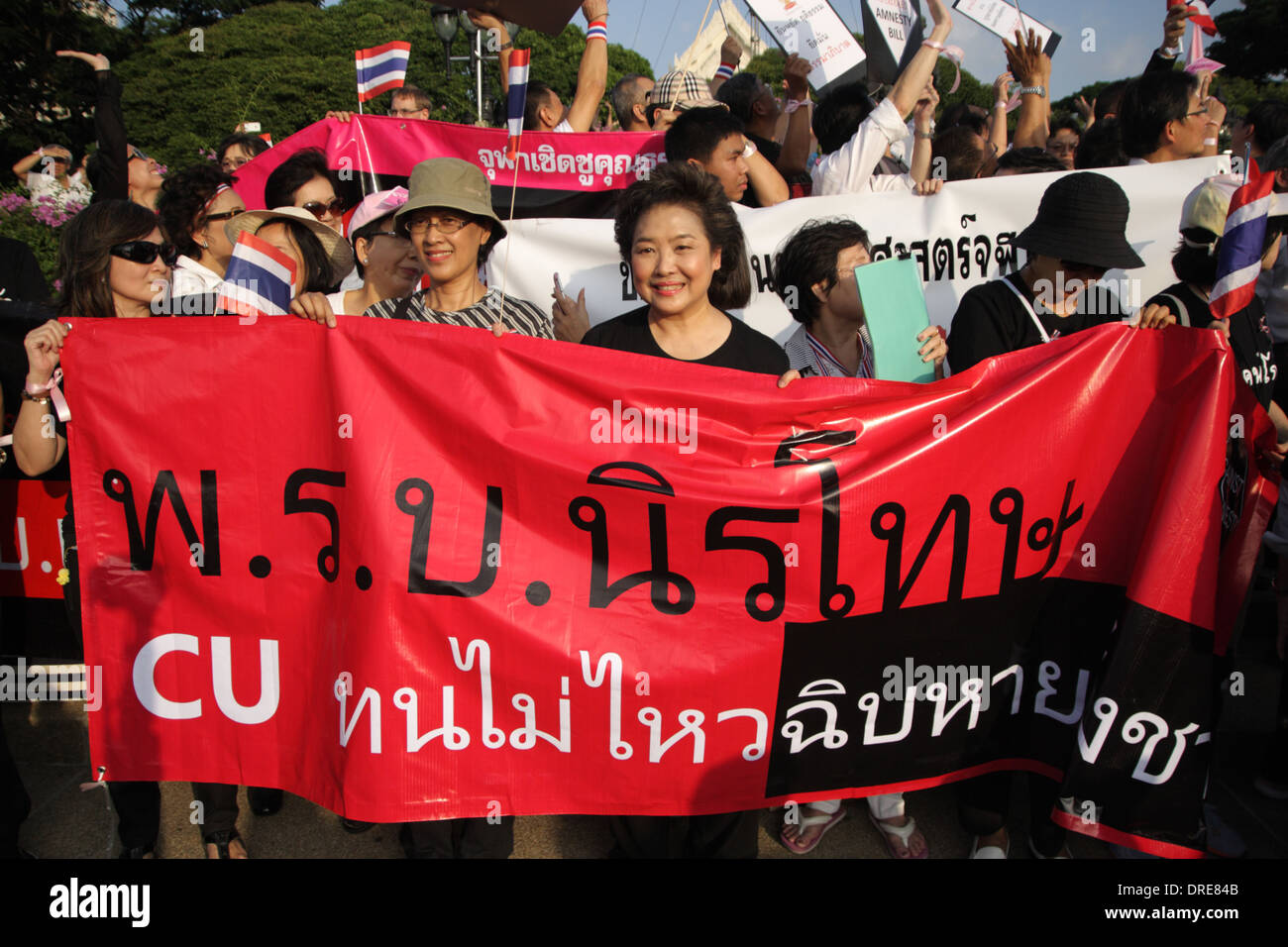 Gli studenti e i docenti dell'università di Chulalongkorn durante una manifestazione di protesta contro una legge di amnistia a Bangkok. Foto Stock