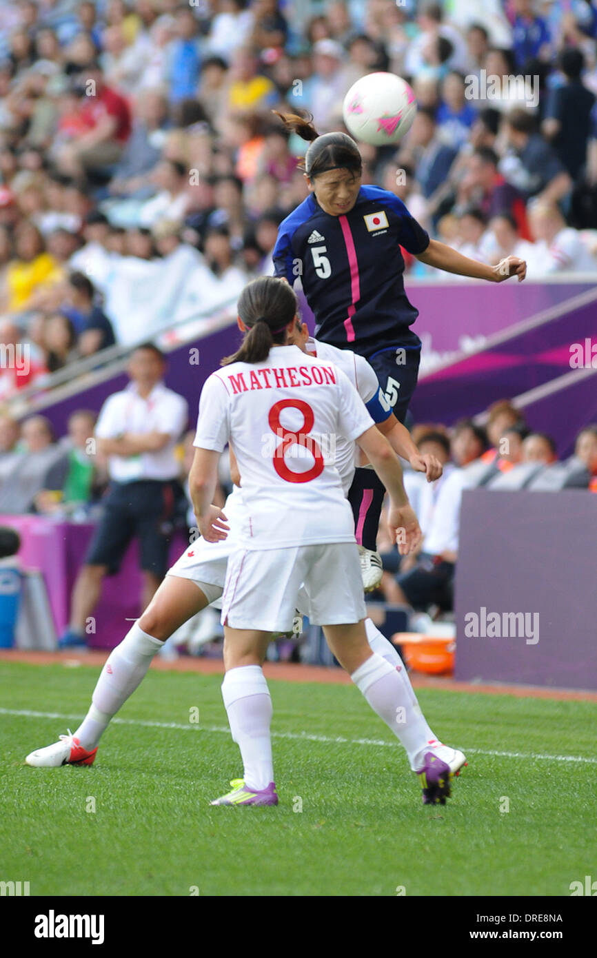 Aya Sameshima (Giappone) e Diana Matheson (Canada) calcio femminile primo turno gruppo F Match di Londra 2012 Giochi Olimpici tra il Giappone e il Canada, alla città di Coventry Stadium di Coventry Inghilterra - 25.07.12 Foto Stock