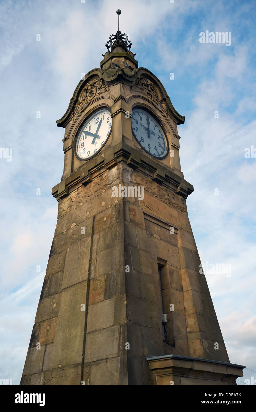 Il tempo e la marea orologio accanto al fiume Reno Foto Stock