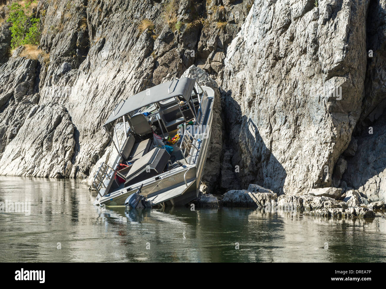 La barca si è schiantato sulle rocce dopo un incidente in Hells Canyon sul fiume Snake tra Idaho e Oregon Foto Stock