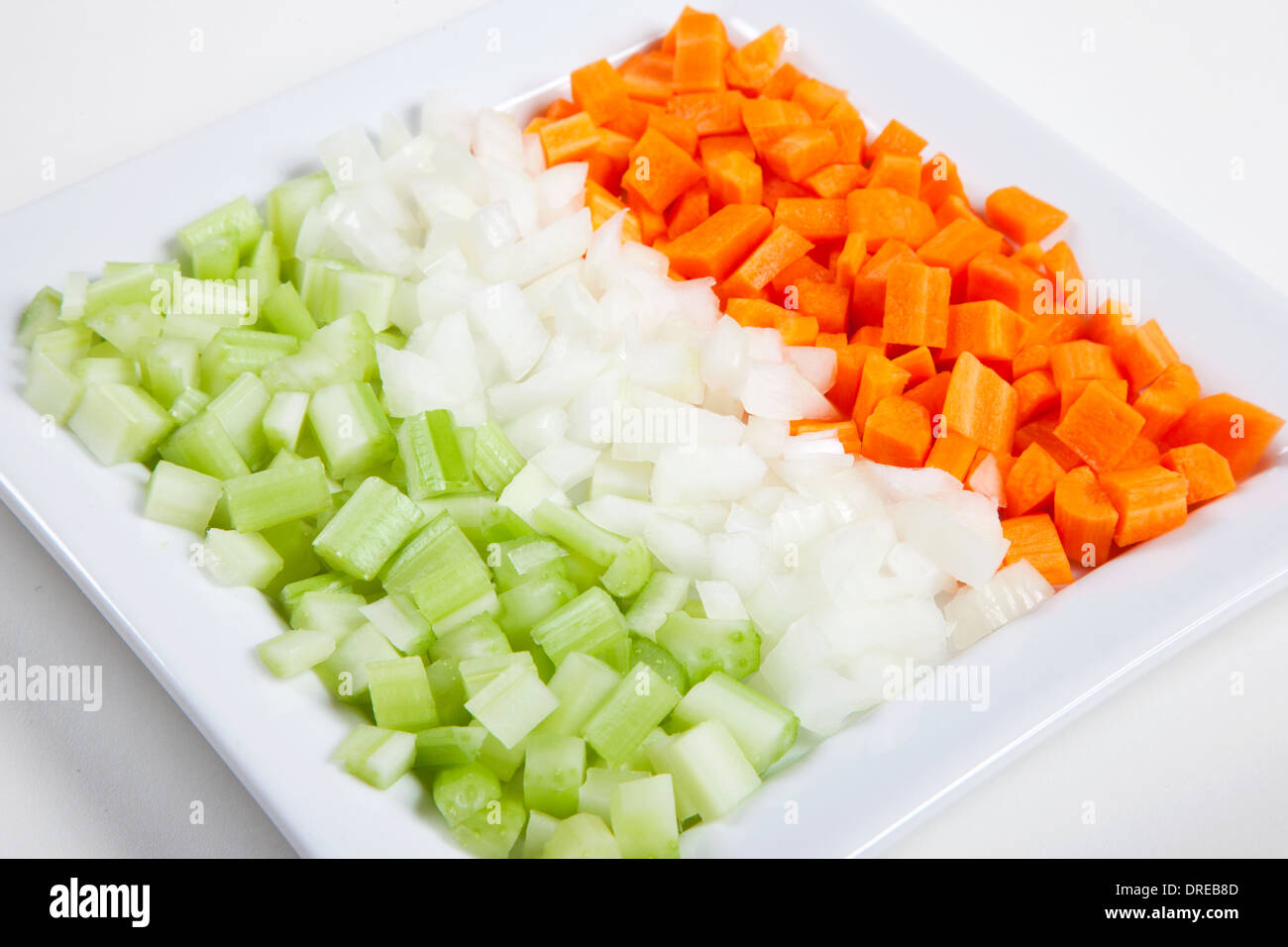 Di alimenti freschi e naturali, sedano, carote, la cipolla e le verdure su un piatto di portata Foto Stock