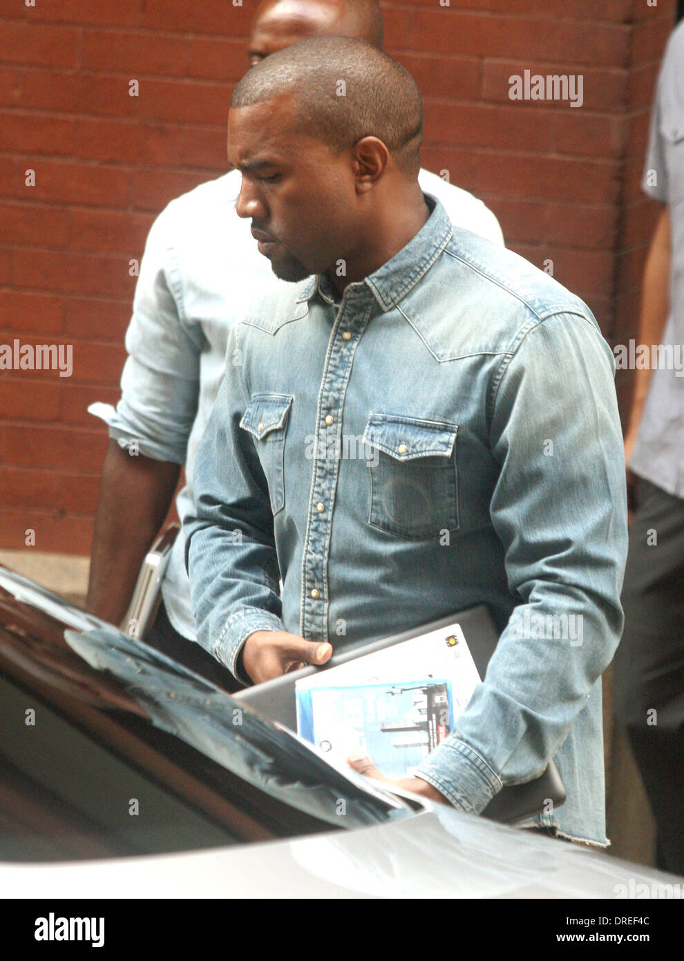 Kanye West in una camicia denim porta una copia del DVD "interruttori" per la sua auto New York City, Stati Uniti d'America - 29.07.12 Foto Stock