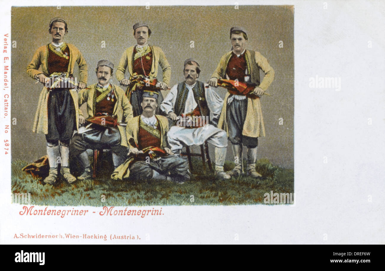 Sei uomini in Montenegro costume nazionale Foto Stock