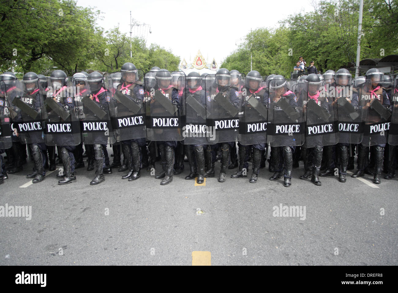 Anti-sommossa ufficiali di polizia di guardia durante un governo anti-rally contro una legge di amnistia su Ratchadamnoen Road di Bangkok Foto Stock