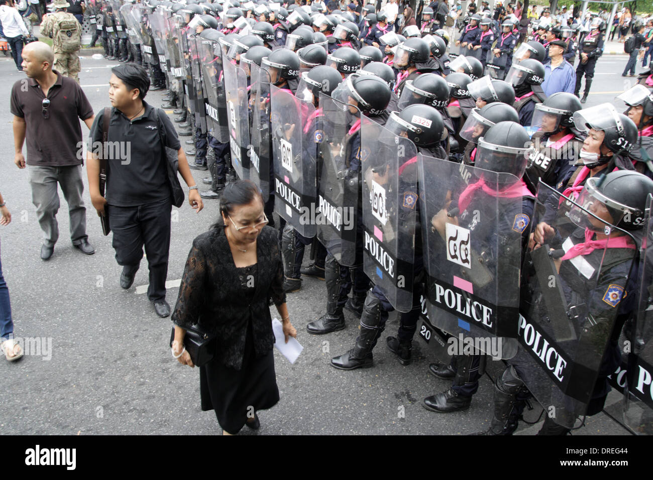 Anti-sommossa ufficiali di polizia di guardia durante un governo anti-rally contro una legge di amnistia su Ratchadamnoen Road di Bangkok Foto Stock