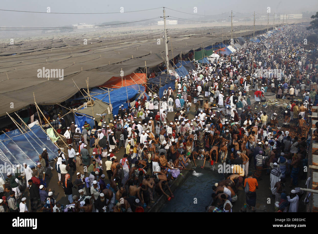 Dacca in Bangladesh 24 Gennaio 2014;migliaia di musulmani frequentano la preghiera Jumma sulle rive del fiume Turag durante il primo giorno dei tre giorni di lunga Congregazione musulmana. Almeno due milioni di devoti da casa e all'estero si sono riuniti in preghiera la massa a partecipare. La prima fase di Ijtema è pronto per iniziare, come coloro che sono venuti al Bangladesh per Ijtema, la seconda più grande congregazione musulmana dopo l'Hajj, sono accolti con strutture di pronto per il loro pellegrinaggio al fiume Turag banca. Credito: zakir hossain chowdhury zakir/Alamy Live News Foto Stock