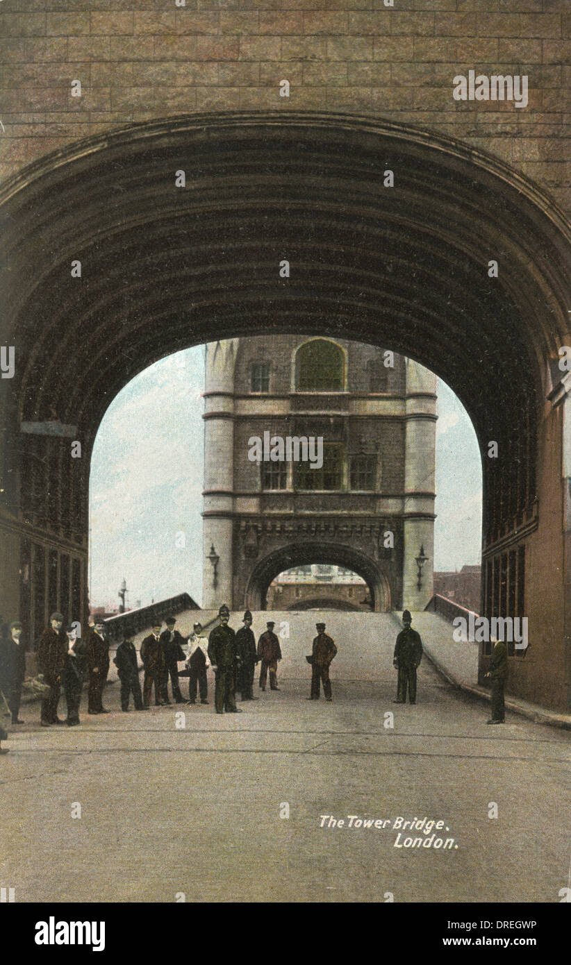 Il Tower Bridge di Londra - ponte sollevato Foto Stock